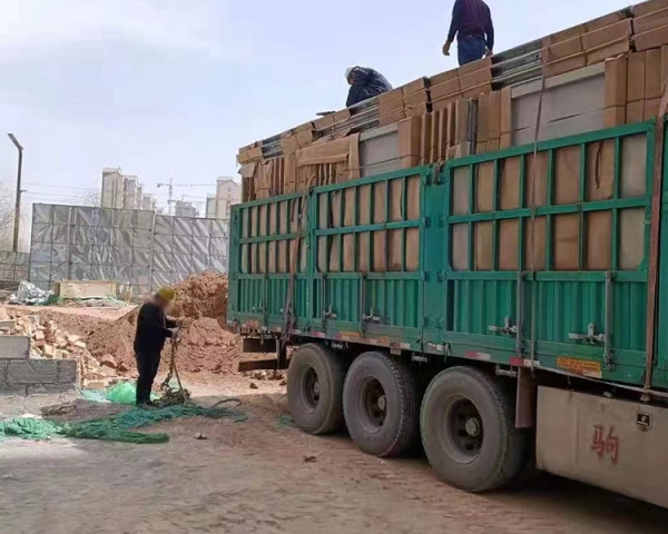 岢岚县文体中心防火门窗到货施工中