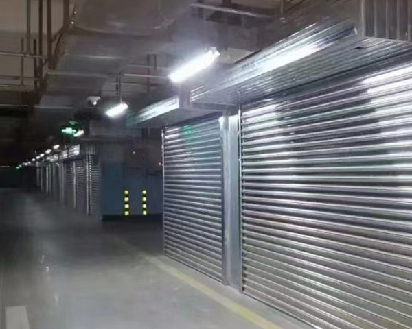 新绛县农村商业银行防火门、防火卷帘、挡烟垂壁安装调试中